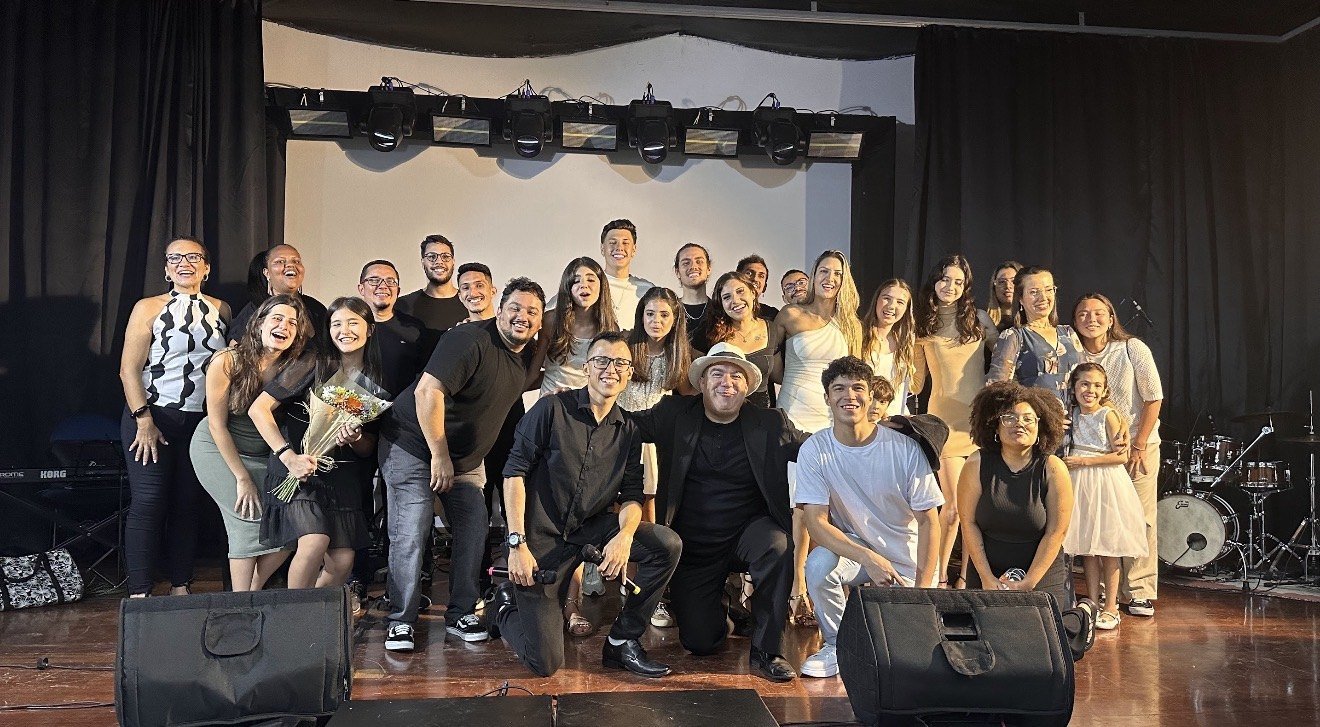 Equipe e participantes do projeto Caminhos da Voz reunidos