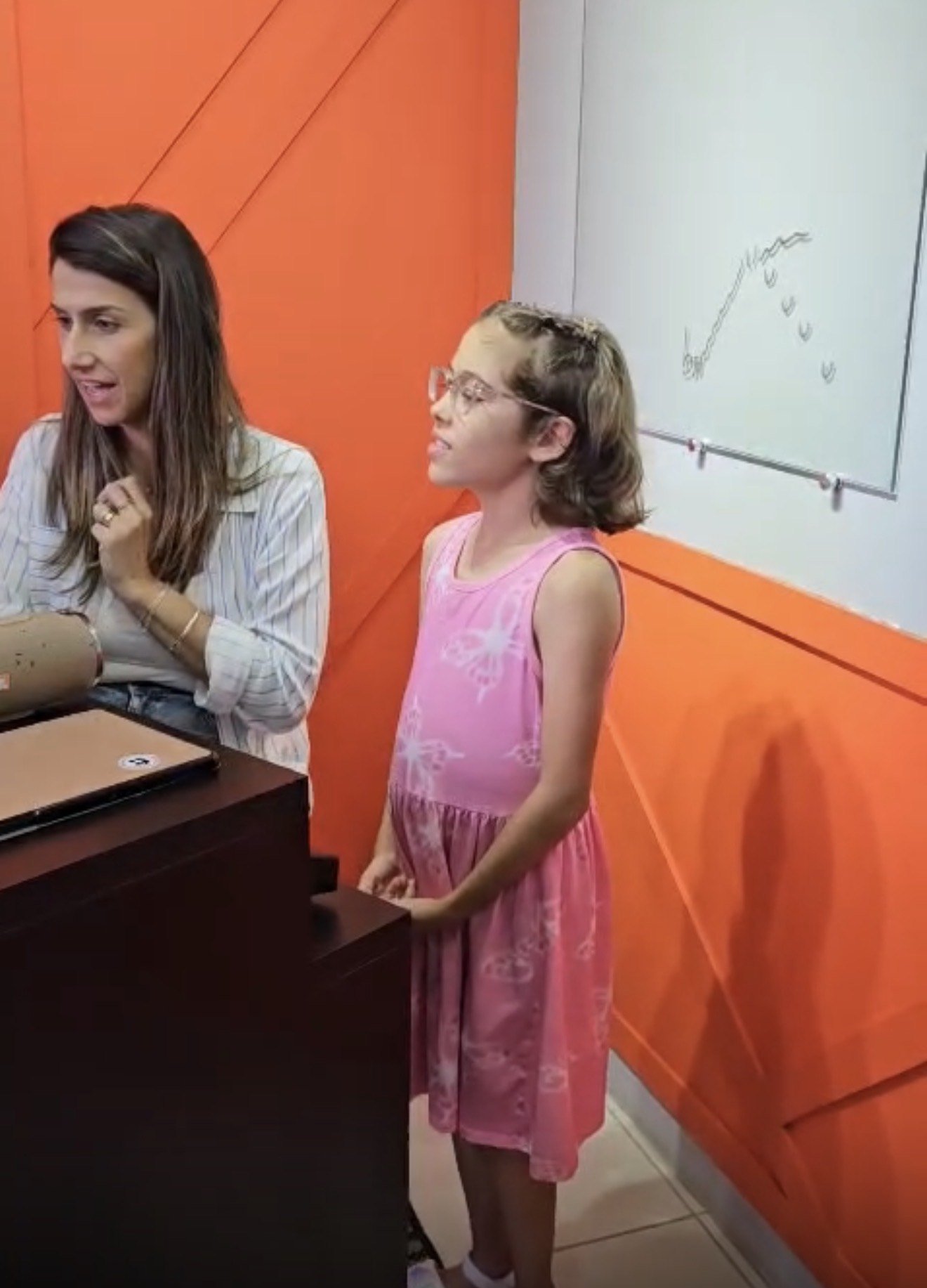 Jovem cantora em ensaio vocal